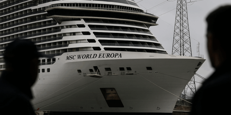 La MSC World Europa sufre problema eléctrico en Italia.