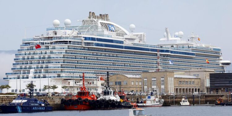 La niebla costera y el crucero Sky Princess, los protagonistas hoy en la ría de Vigo