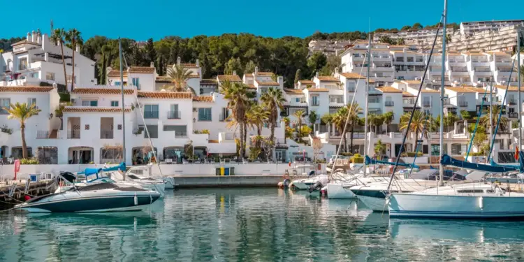 El pueblo de Andalucía que fue refugio de piratas y, en sus aguas, "yacen los restos de 25 galeras de la Armada Española"