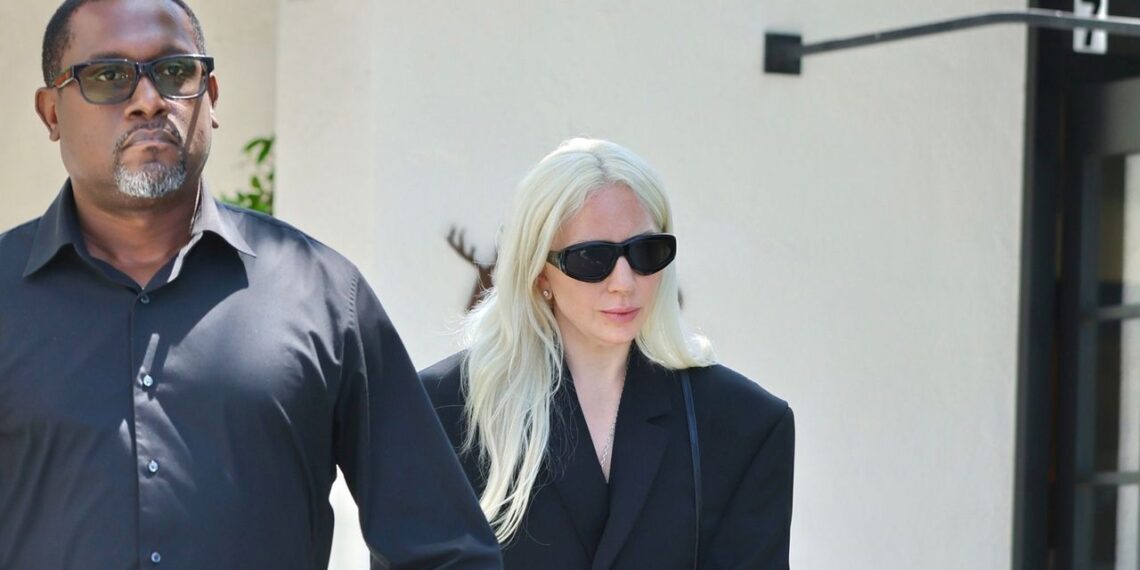 Lady Gaga impacta con las botas de plataforma más altas y un Labubú que hace referencia sí misma