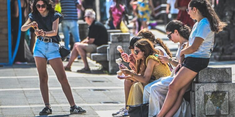 Las agencias de viajes en España facturan un 4% más en el primer semestre de 2025