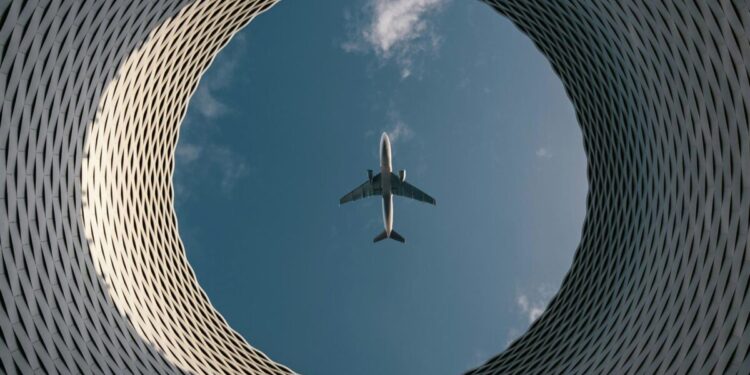Las afectaciones de vuelo disminuyen a pesar de temporada alta de viajes, pero las cifras casi se duplican