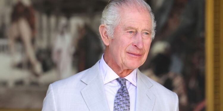 Las inusuales exigencias del rey Carlos en sus viajes que incluyen llevar su dormitorio completo