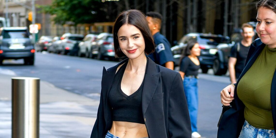 Lily Collins luce elegante con bermudas de lino y sandalias planas en verano 2025