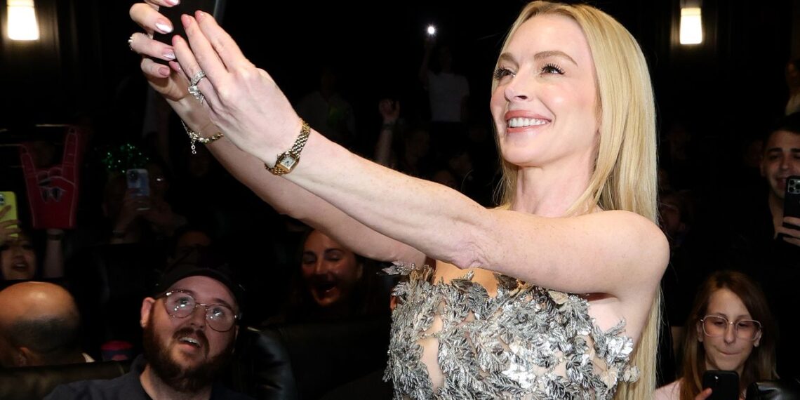 Lindsay Lohan lleva la blusa platinada más elegante con pantalones fluidos y zapatos jaula