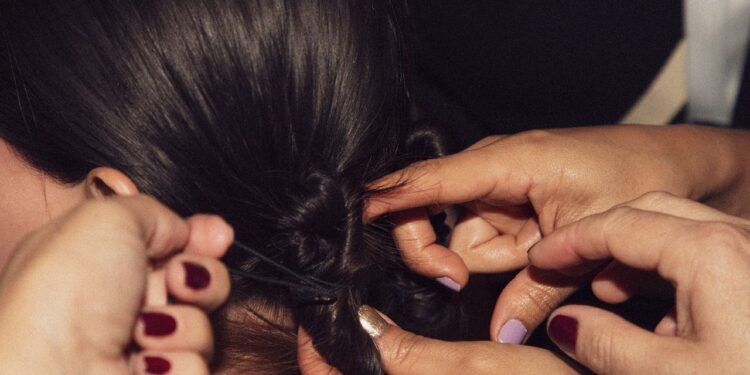 El peinado de los 2000 que van a llevar las colombianas este verano 2025