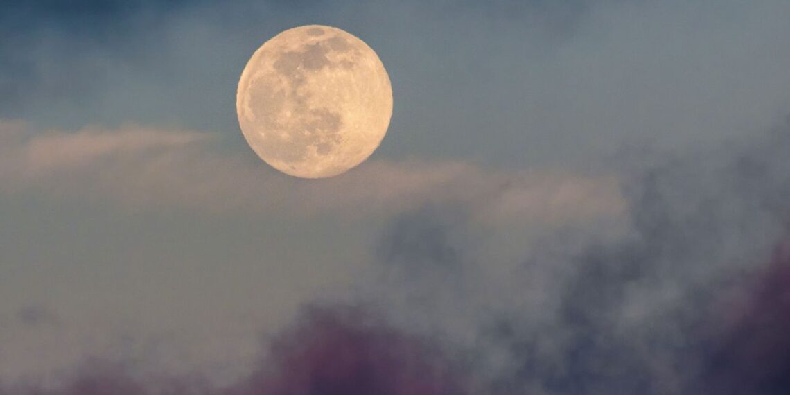 Luna Llena del Esturión del 9 de agosto de 2025 y cómo afecta a cada signo del zodiaco