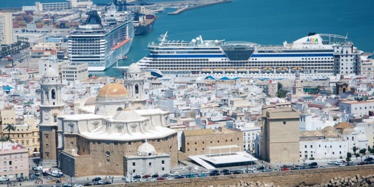 Málaga y Cádiz lideran un mes de agosto de intensa actividad de cruceros: cerca de 40 escalas