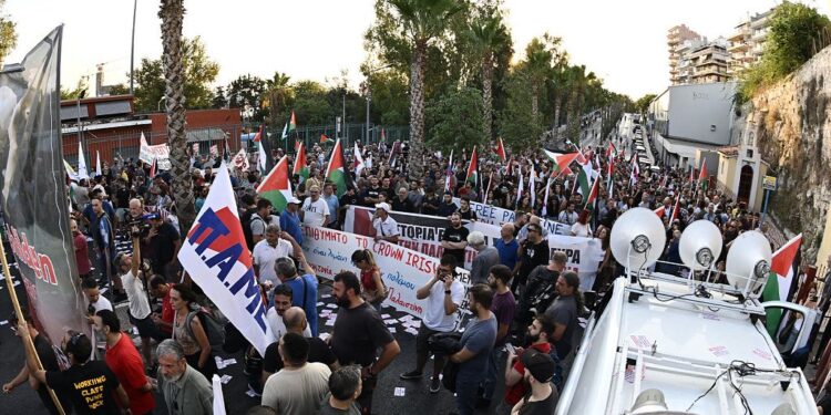 Tras la protesta aún se podían ver restos de tzatziki en el acceso de la autoridad portuaria.