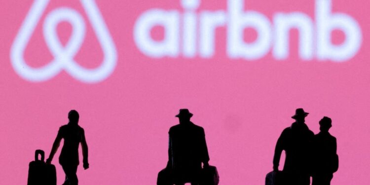Menor demanda de viajes pegan a Airbnb