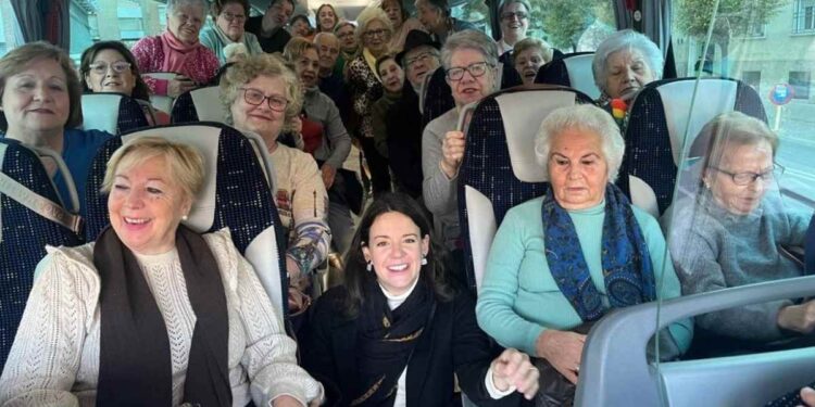 Jubilados en un autobús del IMSERSO durante sus viajes 2025.