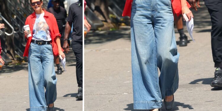 Para que tus jeans palazzo luzcan elegantes, cambia los tenis por bailarinas como Katie Holmes en verano 2025