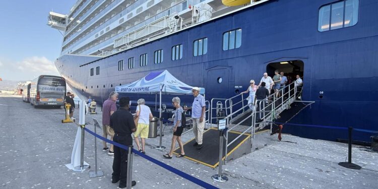 Primera escala del crucero Spirit of Adventure en el Puerto de Motril