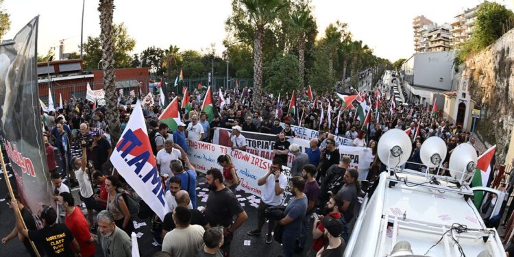Manifestantes reciben al crucero israelí Crown Iris en el Pireo lanzando tzatziki