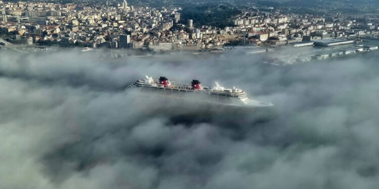 Evacuada de urgencia una pasajera del crucero Disney Fantasy cuando navegaba frente a Porto do Son