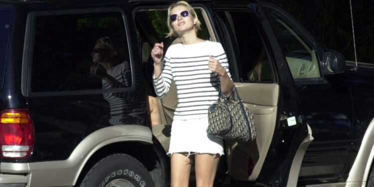 Botines, blusa de rayas y falda blanca, el look de Kate Moss en los 2000 que debes llevar hoy