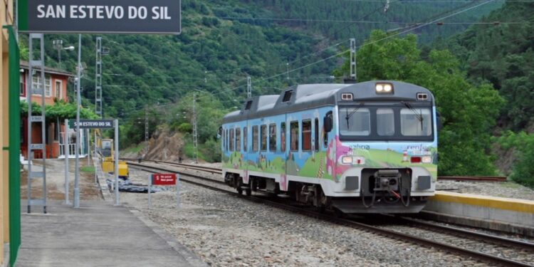 Rutas con alma y raíles o cómo descubrir Galicia en 13 viajes que huelen a mar, vino y camelia