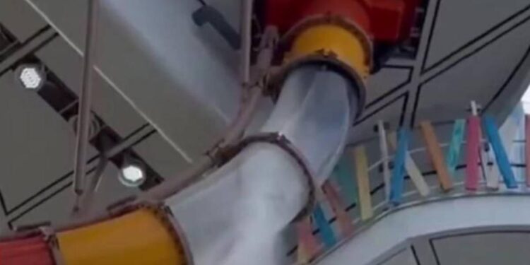 Se rompe el tobogán del crucero más grande del mundo mientras lo usaba un pasajero