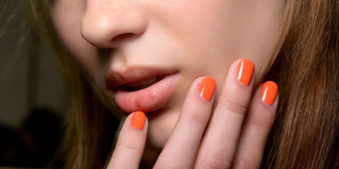 7 tipos de uñas neón y con esmalte fluorescente con inspiración en los años 90
