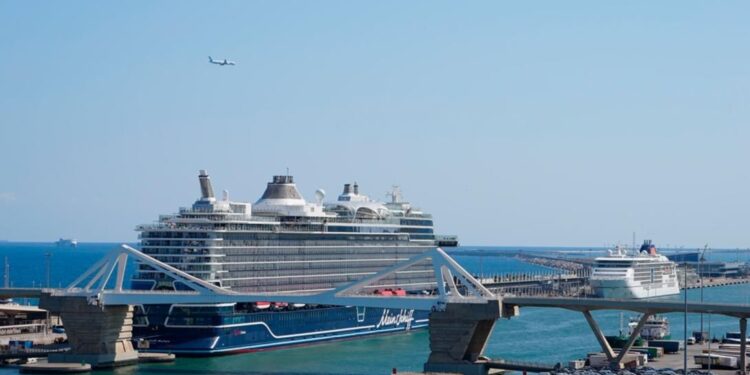 TUI Cruises realiza el primer suministro de bioGNL en un crucero en el puerto de Barcelona