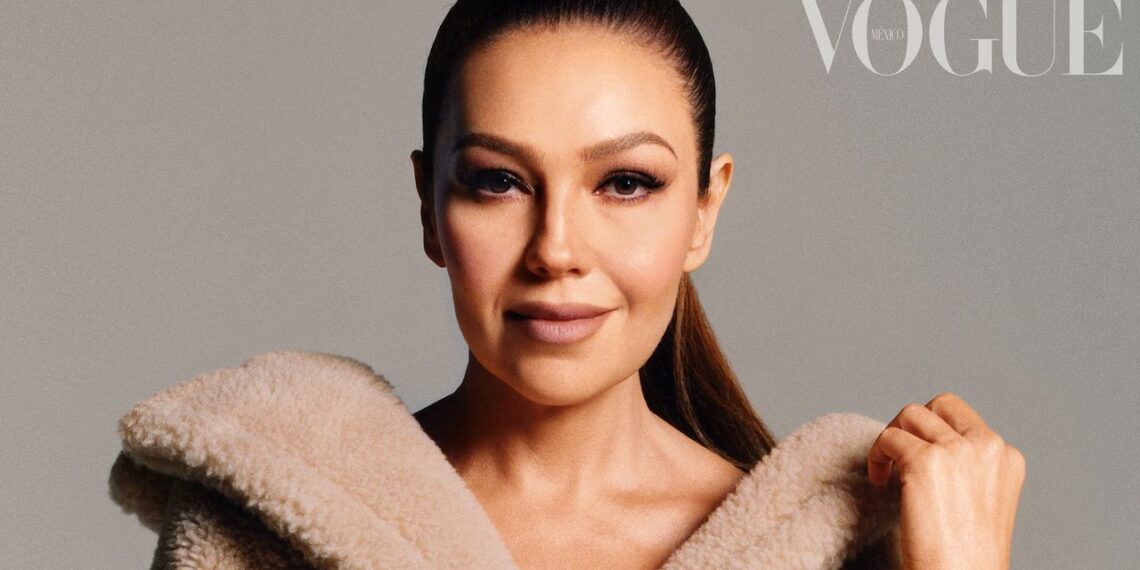 Thalia es la más elegante con un vestido lencero al estilo de los 90