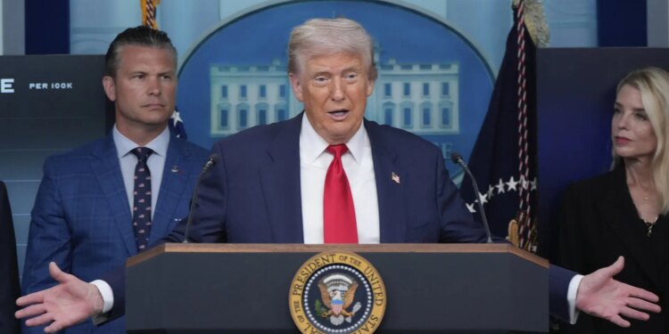 Trump firma una orden ejecutiva para facilitar los viajes comerciales al espacio