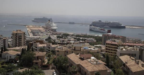 Un informe alerta del riesgo de maniobras de megacruceros en el puerto de Palma