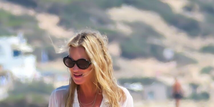 An Hermès Bag and a Useless Belt Are Beach Essentials…When You’re Kate Moss