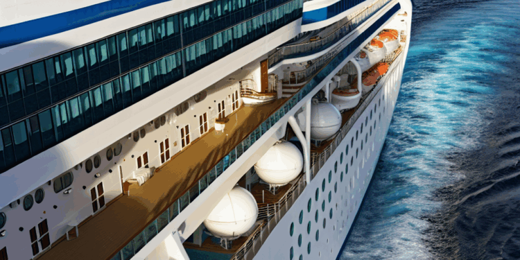 Un fallo en el motor deja a un crucero con 8.500 personas a bordo varado cerca de Italia