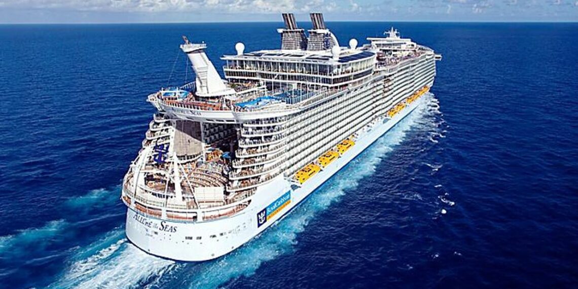 Un pasajero de un crucero herido al estallar un tobogán en pleno descenso