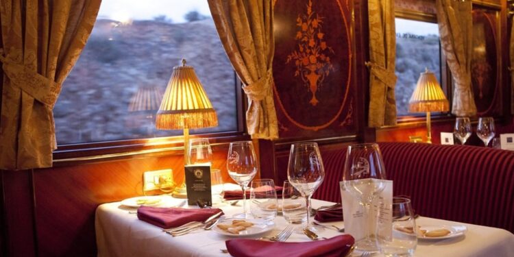 Vagones históricos, servicios de lujo y un punto de partida clave en los itinerarios 2026 de un tren turístico espectacular