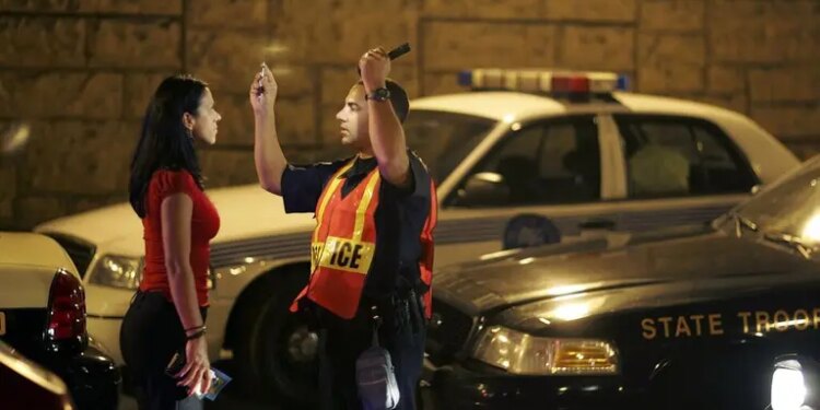 ¿Residente con DUI puede aplicar a la ciudadanía y viajar al extranjero? | Noticias Univision