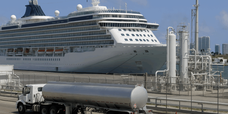 Ejecutivos de líneas de cruceros piden a los comisionados de Miami-Dade que aseguren el almacenamiento de combustible en el Puerto de Miami