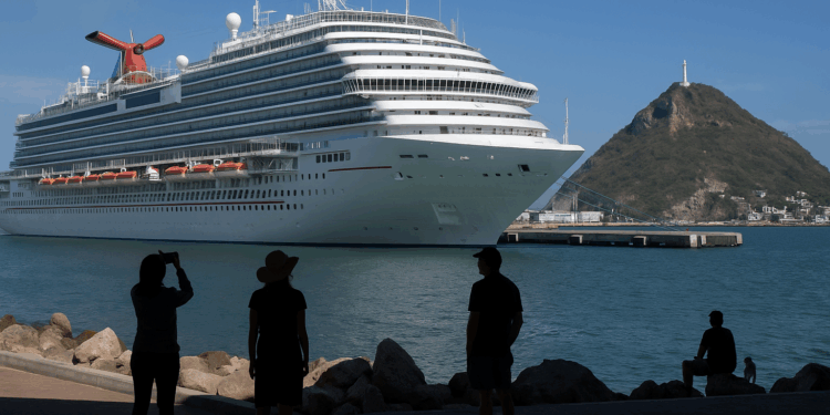Llega a Mazatlán el crucero turístico Carnival Panorama