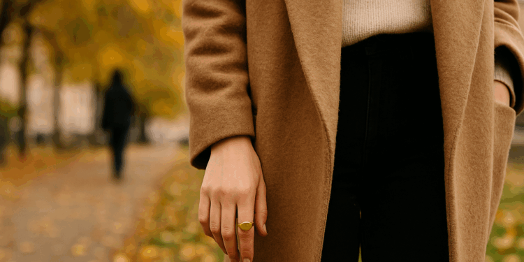 Victoria Beckham, Dua Lipa y Rihanna, el anillo en el meñique es la tendencia otoñal en accesorios