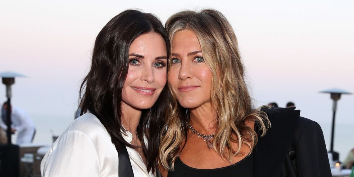 Jennifer Aniston Gives Courteney Cox a Frizz-Fighting, Rachel-Esque Blowout