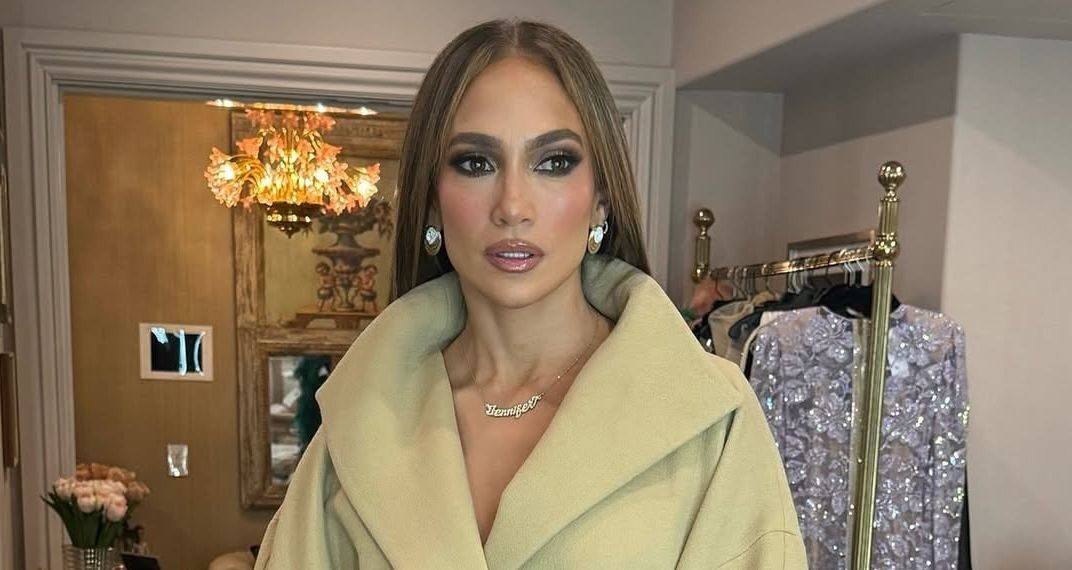 Jennifer Lopez Swaps Spider Chic for Vampy Glam