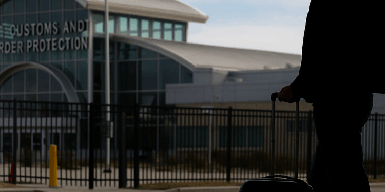 Menos turistas llegan a Estados Unidos por restricciones y altos costos