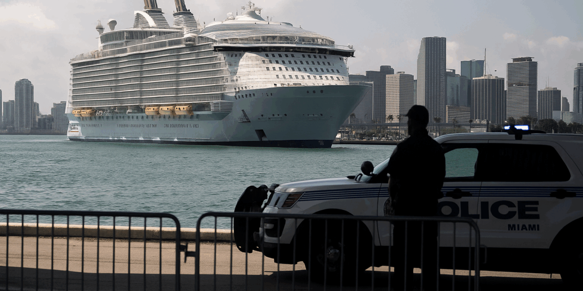 Una violenta pelea obligó al crucero más grande del mundo a regresar a Miami horas después de zarpar