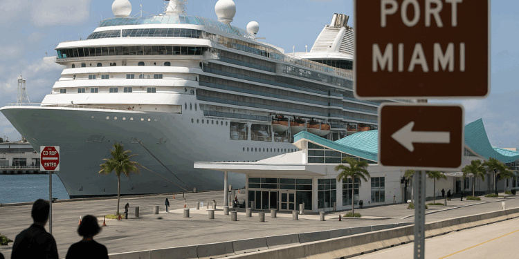 Crucero afectado por brote de norovirus atraca en PortMiami