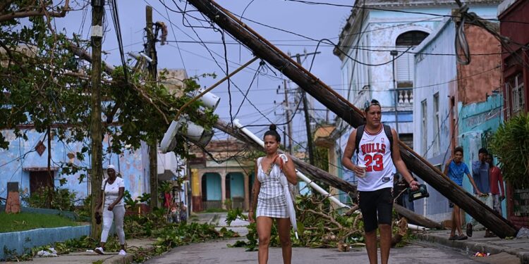 Melissa deja varados a cientos de turistas en Jamaica: ¿Cuándo podrán salir y a qué precio?