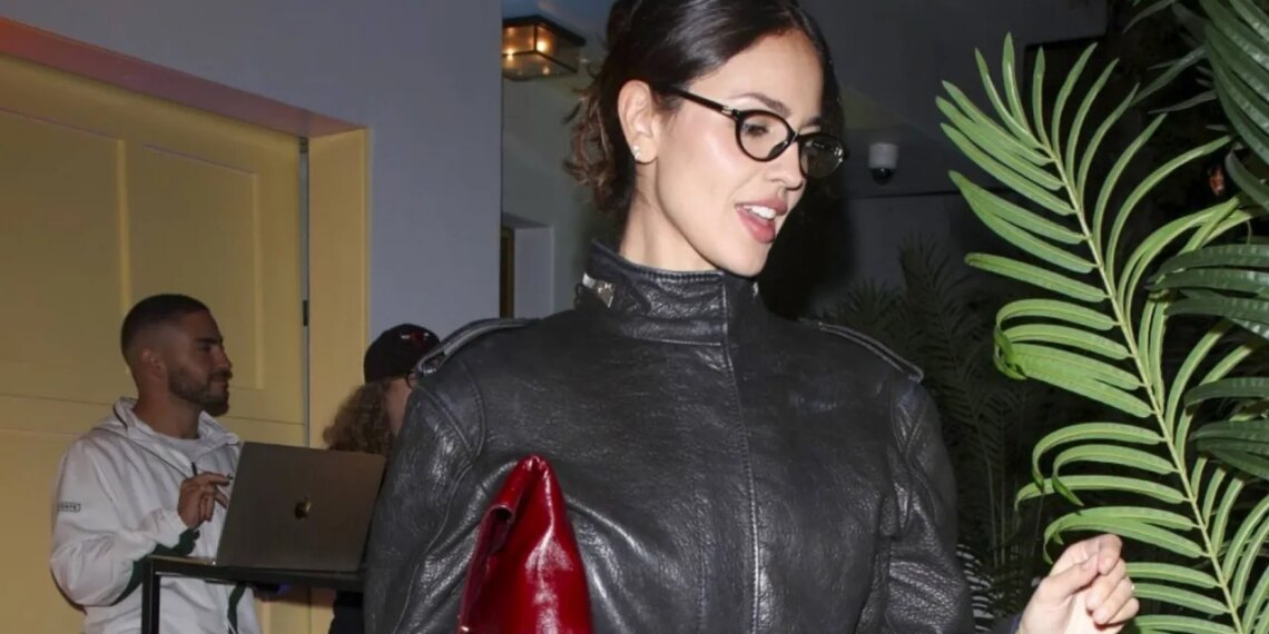 Eiza González tiene el look perfecto para un lunes con pantalones palazzo y sandalias de tacón