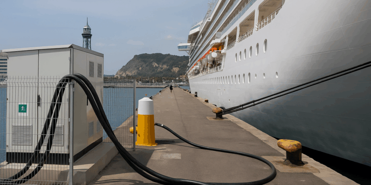 El Gobierno licita por 12,6 millones el suministro eléctrico a cruceros en el Puerto de Barcelona