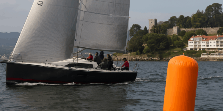 El 'NJ' vasco, de Iker Almandoz, se corona Campeón de España de Cruceros en un épico cierre en Baiona
