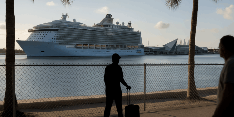 El Royal Caribbean atraca en Miami con casi 100 personas infectadas – El Financiero