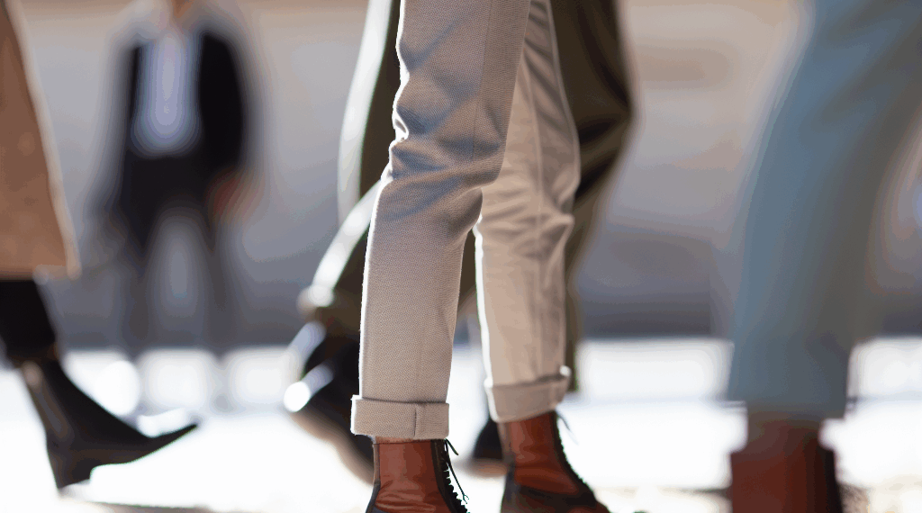 Pantalones blancos con botas cafés, el look de las expertas de moda en otoño 2025