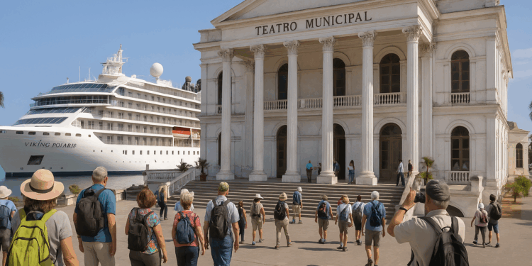 Partió la temporada de cruceros 2025-2026 con recalada del Viking Polaris. Viajeros realizan visita al Teatro Municipal de iquique