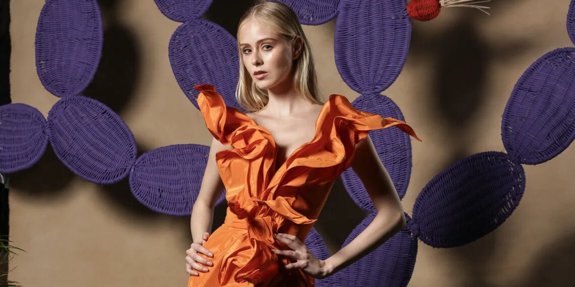 Loreto Peralta lleva un vestido naranja cempasúchil para la Gala Vogue de Día de Muertos 2025