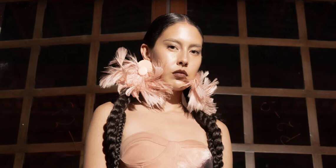 Mejores looks de backstage del desfile de la Gala Vogue Colombia de Día de Muertos 2025 en Bogotá