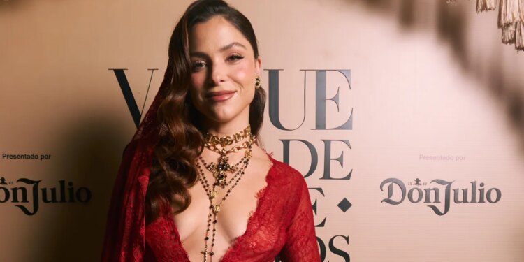 Paulina Dávila lleva un vestido rojo intenso en la Gala Vogue Colombia de Día de Muertos 2025 en Bogotá